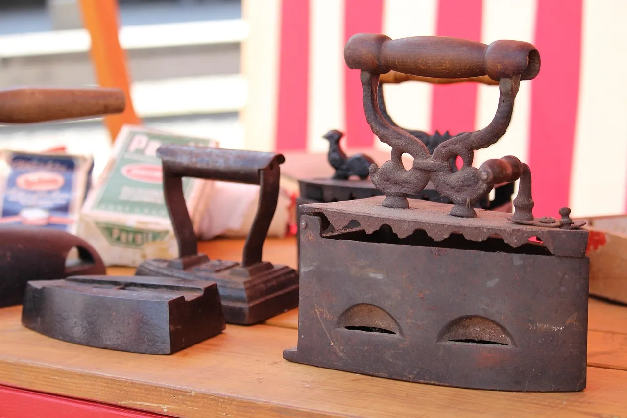 Grillzange aus Metall und Holzgriff