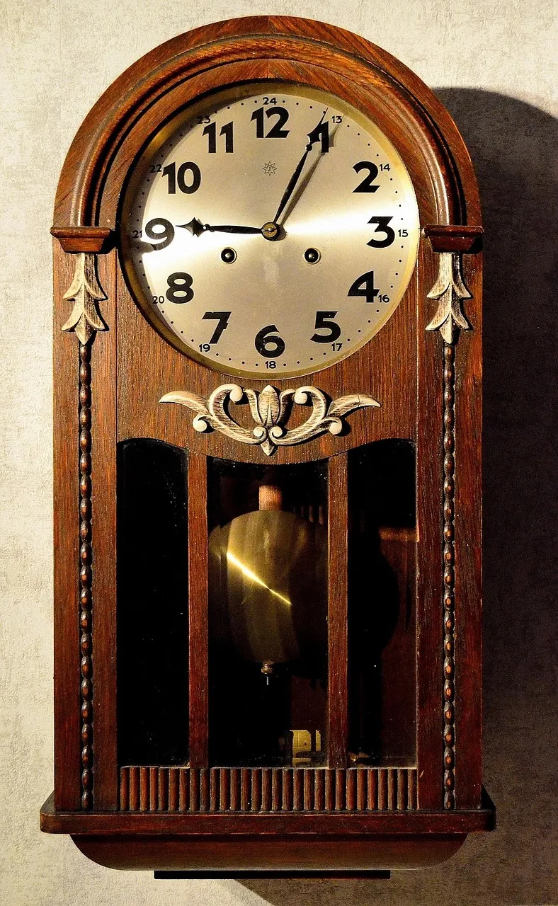 Quartz- Wanduhr mit Alu. Ramen ca. 40 cm Ø